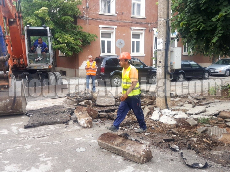 ЗАПОЧНА ЦЯЛОСТНО АСФАЛТИРАНЕ НА ОЩЕ 4 УЛИЦИ ВЪВ ВРАЦА – снимка 5