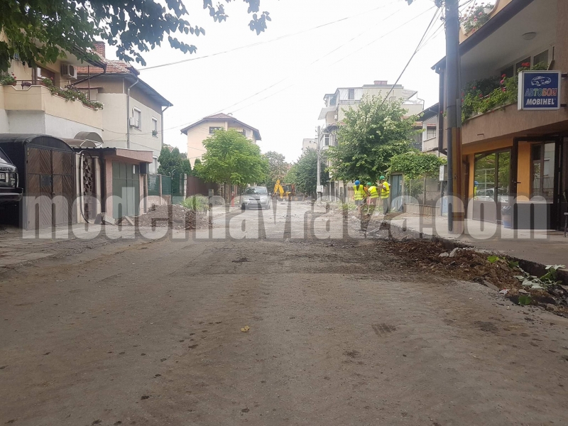 ЗАПОЧНА ЦЯЛОСТНО АСФАЛТИРАНЕ НА ОЩЕ 4 УЛИЦИ ВЪВ ВРАЦА – снимка 4