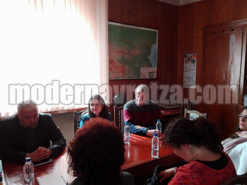 ЗАМЕСТНИК КМЕТЪТ ПЕТЯ ДОЛАПЧИЕВА ПРОВЕДЕ РАБОТНА СРЕЩА, СВЪРЗАНА С РАБОТАТА НА ЦЕНТЪРА ЗА ПРАВАТА НА ДЕЦАТА – снимка 3