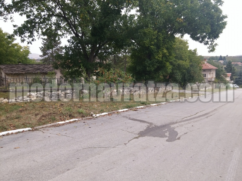 УВРЕДИХА КАМЕННАТА ОГРАДА НА ЦЪРКВИТЕ В С.ЦАРЕВЕЦ – снимка 2