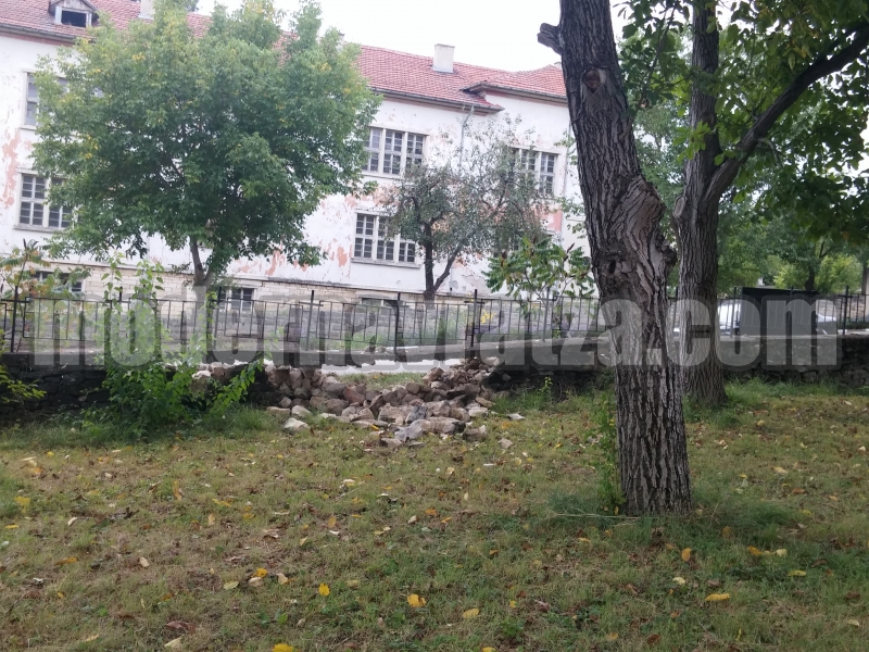 УВРЕДИХА КАМЕННАТА ОГРАДА НА ЦЪРКВИТЕ В С.ЦАРЕВЕЦ