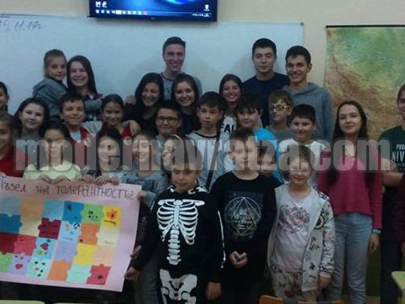 ДЕСЕТОКЛАСНИЦИ ОТ ППМГ – ВРАЦА ИЗРАБОТИХА „ПЪЗЕЛ НА ТОЛЕРАНТНОСТТА“ – снимка 4