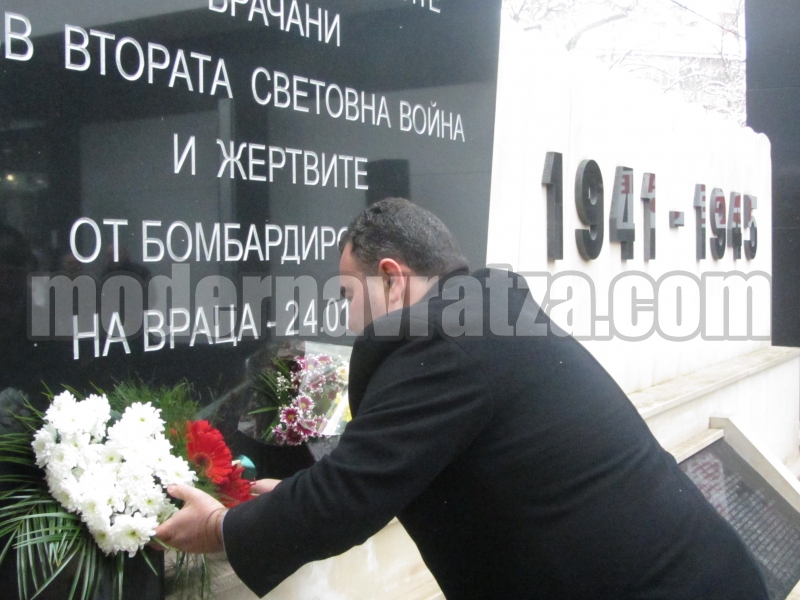 ЗАМЕСТНИК ОБЛАСТНИЯТ УПРАВИТЕЛ МИРОСЛАВ КОМИТСКИ ПРИСЪСТВА НА ПАНИХИДАТА В ПАМЕТ НА ЗАГИНАЛИТЕ ОТ УНИЩОЖИТЕЛНИТЕ БОМБАРДИРОВКИ НАД ВРАЦА ПРЕЗ 1944 Г. – снимка 2