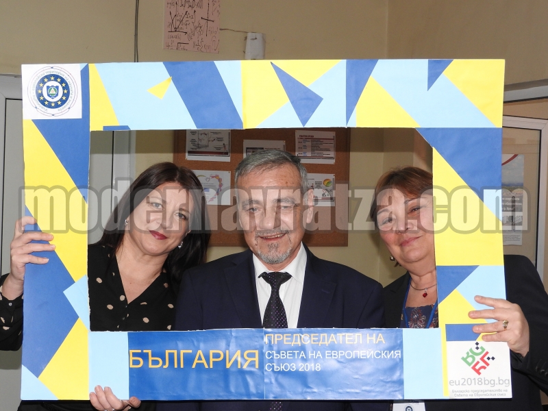ЕВРОДЕПУТАТЪТ ВЛАДИМИР УРУЧЕВ НА ПОСЕЩЕНИЕ В ППМГ „АКАД. ИВАН ЦЕНОВ” ПО ПОКАНА НА СТАРШИТЕ И МЛАДШИТЕ ПОСЛАНИЦИ НА ЕВРОПЕЙСКИЯ ПАРЛАМЕНТ – снимка 2