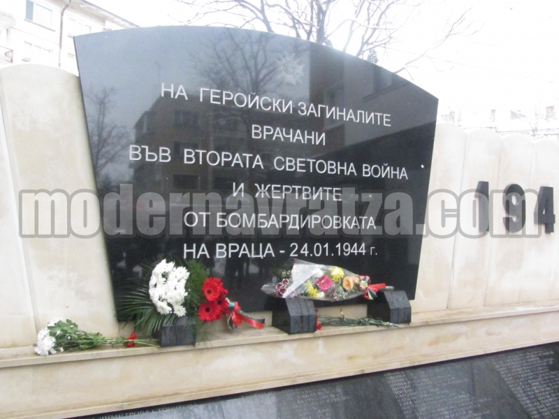 ЗАМЕСТНИК ОБЛАСТНИЯТ УПРАВИТЕЛ МИРОСЛАВ КОМИТСКИ ПРИСЪСТВА НА ПАНИХИДАТА В ПАМЕТ НА ЗАГИНАЛИТЕ ОТ УНИЩОЖИТЕЛНИТЕ БОМБАРДИРОВКИ НАД ВРАЦА ПРЕЗ 1944 Г. – снимка 3