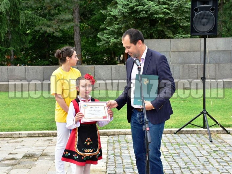 ТРЕТОКЛАСНИЧКА ЩЕ ИЗУЧАВА ЕДНА ГОДИНА АНГЛИЙСКИ ЕЗИК БЕЗПЛАТНО – снимка 2