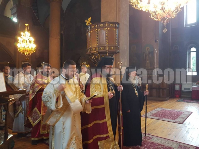 ДВАМА МИТРОПОЛИТИ СЛУЖИХА ЗАЕДНО ВЪВ ВРАЦА ЗА СЪБОРА НА СВЕТИТЕ АПОСТОЛИ – снимка 5
