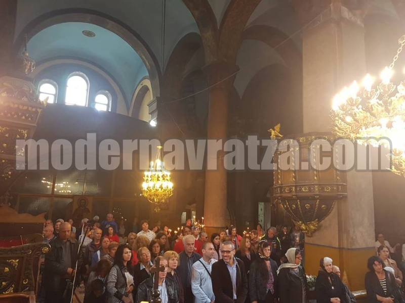 ДВАМА МИТРОПОЛИТИ СЛУЖИХА ЗАЕДНО ВЪВ ВРАЦА ЗА СЪБОРА НА СВЕТИТЕ АПОСТОЛИ – снимка 4