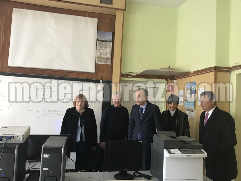 МИНИСТЪР КРАСИМИР ВЪЛЧЕВ И ОБЛАСТНИЯТ УПРАВИТЕЛ МАЛИНА НИКОЛОВА ПОСЕТИХА ОБНОВЕНАТА СГРАДА НА ПРОФЕСИОНАЛНАТА АГРОТЕХНИЧЕСКА ГИМНАЗИЯ „НИКОЛА ВАПЦАРОВ“ В БЯЛА СЛАТИНА – снимка 2