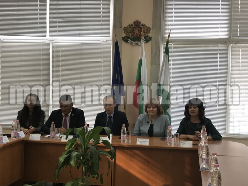 МИНИСТЪР КРАСИМИР ВЪЛЧЕВ И ОБЛАСТНИЯТ УПРАВИТЕЛ МАЛИНА НИКОЛОВА ПОСЕТИХА ОБНОВЕНАТА СГРАДА НА ПРОФЕСИОНАЛНАТА АГРОТЕХНИЧЕСКА ГИМНАЗИЯ „НИКОЛА ВАПЦАРОВ“ В БЯЛА СЛАТИНА – снимка 3