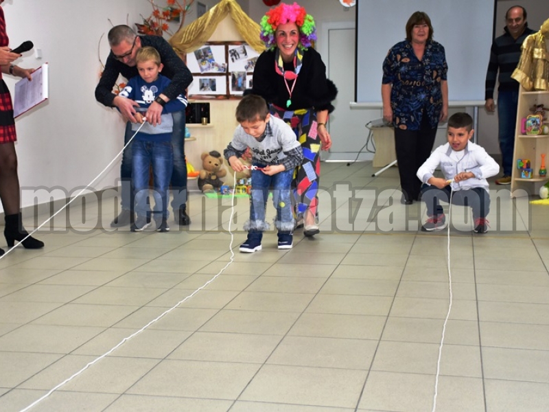 ПРАЗНИК СЪБРА ДЕЦА И РОДИТЕЛИ В ОБЩНОСТНИЯ ЦЕНТЪР – снимка 7