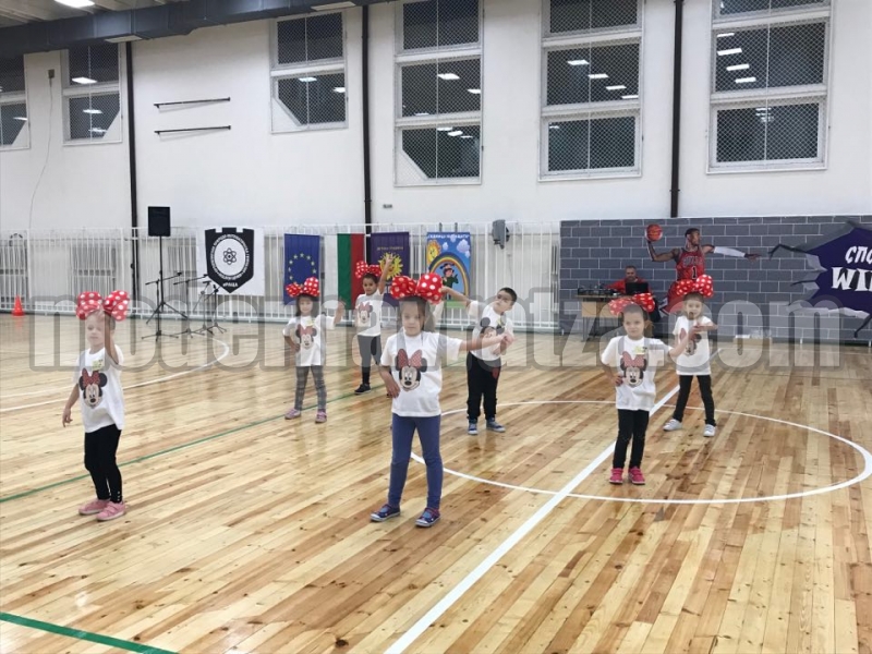 ДЕЦА И РОДИТЕЛИ УЧАСТВАХА В ИГРИ ЗА ЗДРАВОСЛОВНО ХРАНЕНЕ – снимка 6