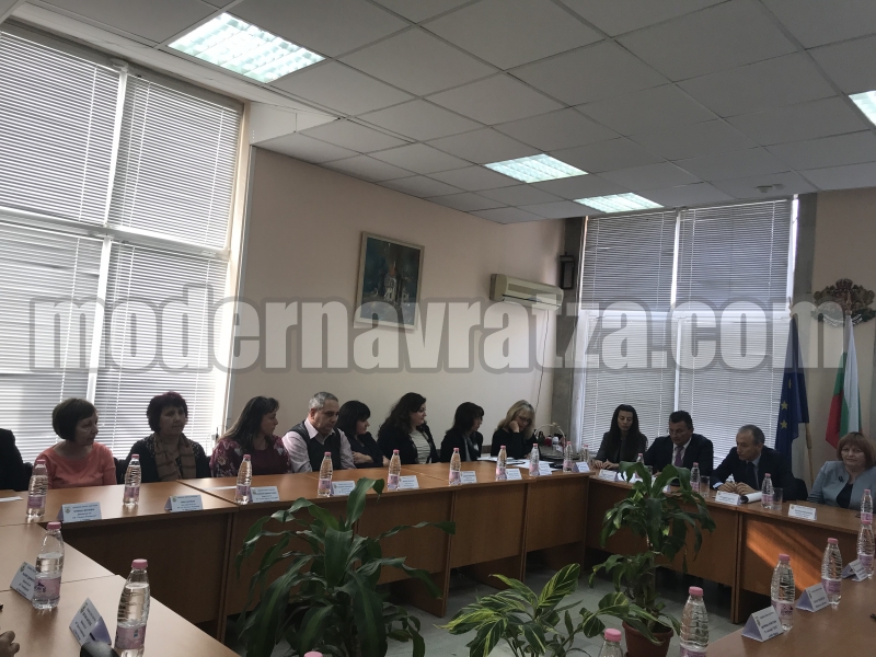МИНИСТЪР КРАСИМИР ВЪЛЧЕВ И ОБЛАСТНИЯТ УПРАВИТЕЛ МАЛИНА НИКОЛОВА ПОСЕТИХА ОБНОВЕНАТА СГРАДА НА ПРОФЕСИОНАЛНАТА АГРОТЕХНИЧЕСКА ГИМНАЗИЯ „НИКОЛА ВАПЦАРОВ“ В БЯЛА СЛАТИНА – снимка 4