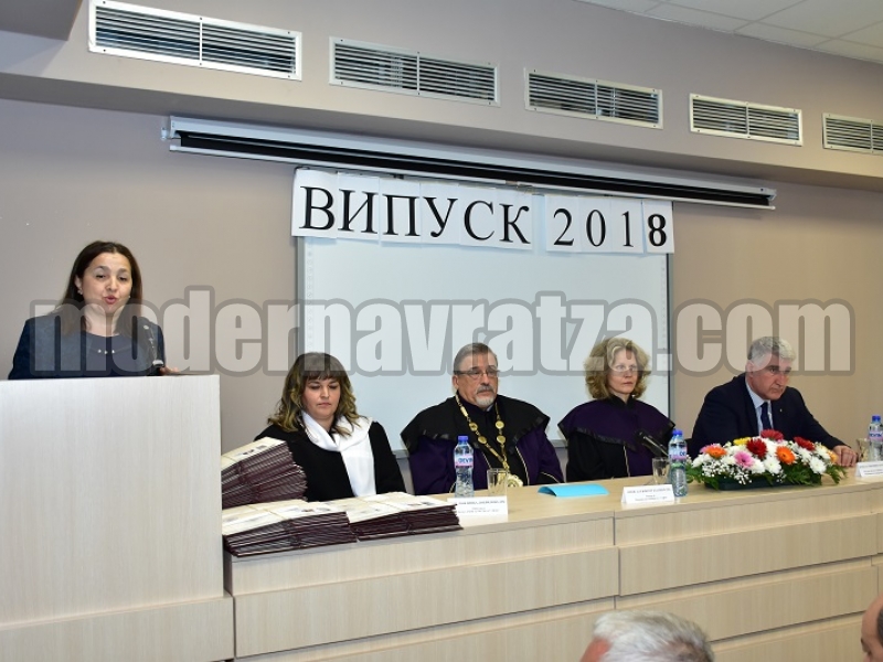 ВРЪЧИХА ДИПЛОМИТЕ НА АБСОЛВЕНТИ ОТ ФИЛИАЛА НА МЕДИЦИНСКИЯ УНИВЕРСИТЕТ ВЪВ ВРАЦА – снимка 6