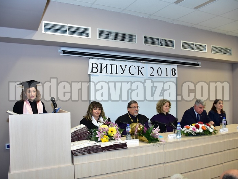 ВРЪЧИХА ДИПЛОМИТЕ НА АБСОЛВЕНТИ ОТ ФИЛИАЛА НА МЕДИЦИНСКИЯ УНИВЕРСИТЕТ ВЪВ ВРАЦА – снимка 5