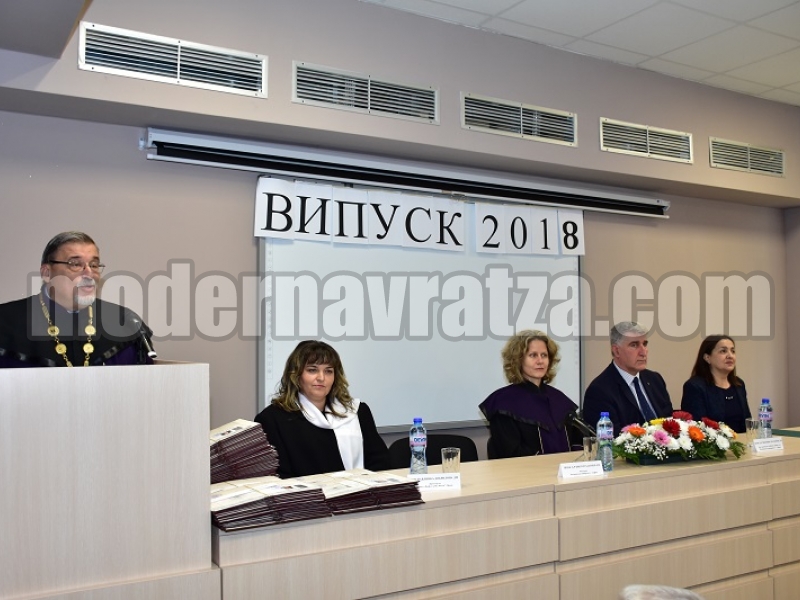 ВРЪЧИХА ДИПЛОМИТЕ НА АБСОЛВЕНТИ ОТ ФИЛИАЛА НА МЕДИЦИНСКИЯ УНИВЕРСИТЕТ ВЪВ ВРАЦА – снимка 7