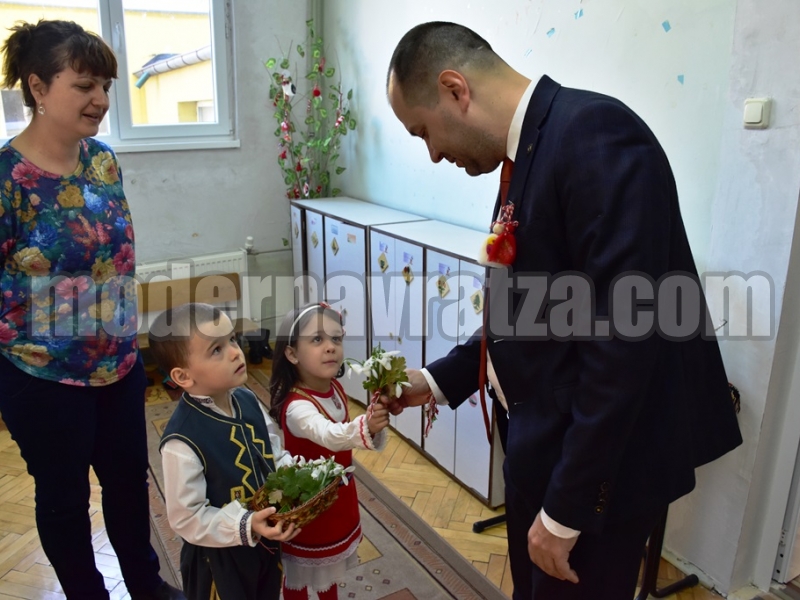 НАД 600 ДЕЦА ОТ ДЕТСКИТЕ ГРАДИНИ ПОЛУЧИХА НАЦИОНАЛНИЯ ФЛАГ – снимка 7