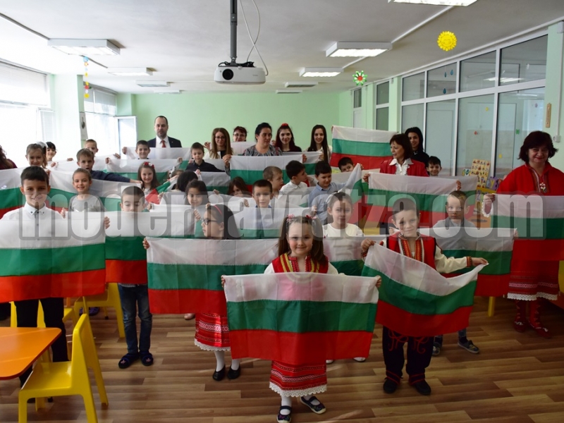 НАД 600 ДЕЦА ОТ ДЕТСКИТЕ ГРАДИНИ ПОЛУЧИХА НАЦИОНАЛНИЯ ФЛАГ – снимка 6