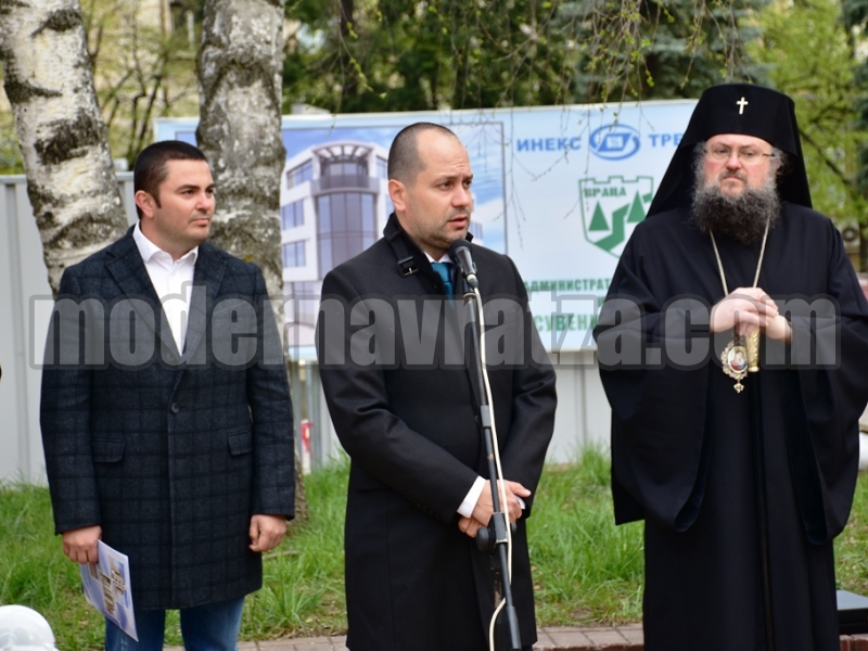 НАПРАВИХА ПЪРВА КОПКА НА БЪДЕЩИЯ АДМИНИСТРАТИВНО-ТЪРГОВСКИ ЦЕНТЪР ВЪВ ВРАЦА – снимка 3