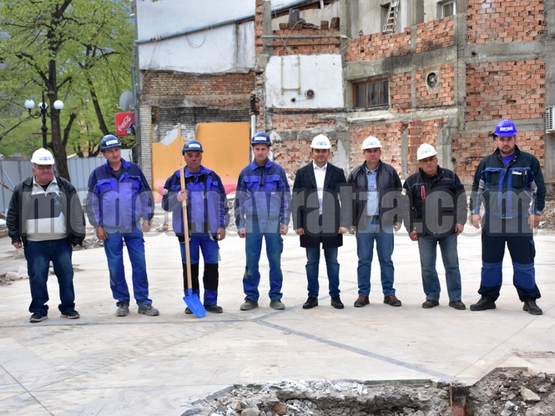 НАПРАВИХА ПЪРВА КОПКА НА БЪДЕЩИЯ АДМИНИСТРАТИВНО-ТЪРГОВСКИ ЦЕНТЪР ВЪВ ВРАЦА