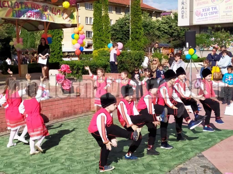 ДЕЦАТА НА ВРАЦА ПРАЗНУВАХА – снимка 3