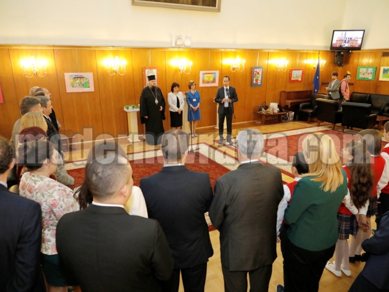ДЕЦА ОТ ВРАЦА ПОДРЕДИХА ИЗЛОЖБА В НАРОДНОТО СЪБРАНИЕ – снимка 6