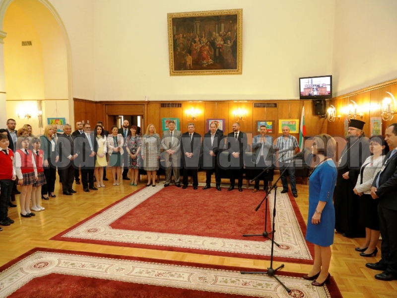 ДЕЦА ОТ ВРАЦА ПОДРЕДИХА ИЗЛОЖБА В НАРОДНОТО СЪБРАНИЕ – снимка 7