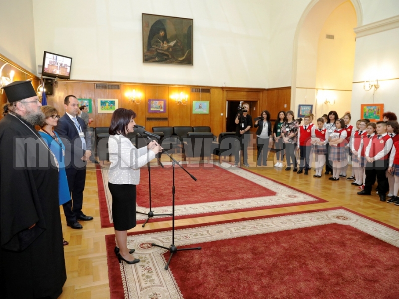 ДЕЦА ОТ ВРАЦА ПОДРЕДИХА ИЗЛОЖБА В НАРОДНОТО СЪБРАНИЕ – снимка 3