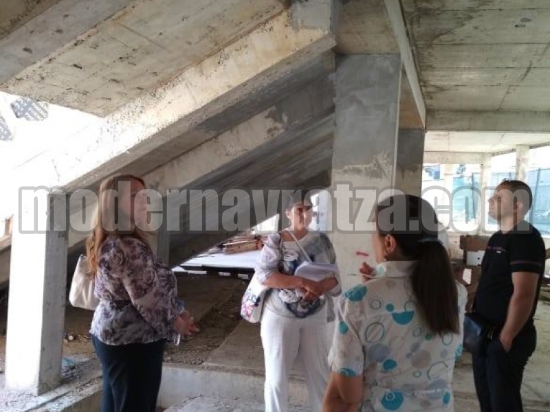 СТРОИТЕЛЯТ НА ЗАЛАТА В СУ „ХРИСТО БОТЕВ“ ТРЯБВА ДА НАПУСНЕ ОБЕКТА ДО 14-ДНИ