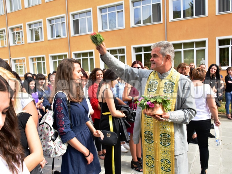 ФИЛИАЛЪТ НА МЕДИЦИНСКИЯ УНИВЕРСИТЕТ ОТКРИ НОВАТА АКАДЕМИЧНА ГОДИНА – снимка 7