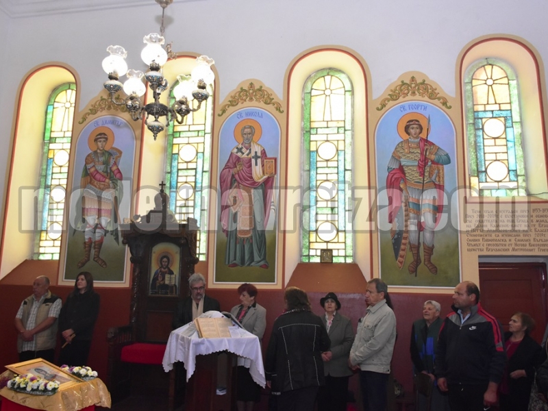 С ОБНОВЕНА ЦЪРКВА И КУРБАН ВЪВ ВЛАСАТИЦА ОТБЕЛЯЗАХА ПЕТКОВДЕН