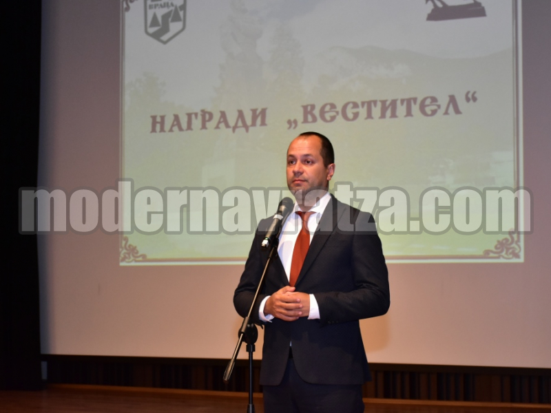 КАЛИН КАМЕНОВ: ДНЕС, ПОВЕЧЕ ОТ ВСЯКОГА, ИМАМЕ НУЖДА ОТ БУДНИ ГРАЖДАНИ, КОИТО ДА НИ ВДЪХНОВЯВАТ С ПРИМЕРА СИ! – снимка 3
