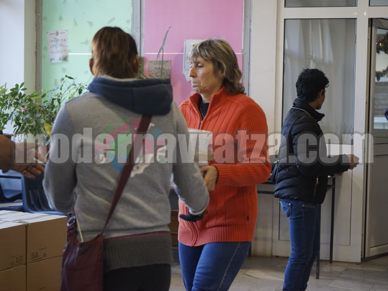 ЗАПОЧНА РАЗДАВАНЕТО НА ХРАНИТЕЛНИ ПРОДУКТИ НА НАЙ-НУЖДАЕЩИТЕ СЕ ЛИЦА В ОБЩИНА МЕЗДРА – снимка 4