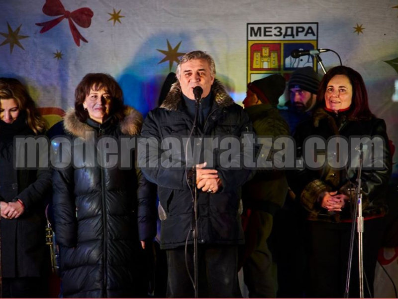 ЖИТЕЛИ И ГОСТИ НА МЕЗДРА ПОСРЕЩНАХА НОВАТА 2020 ГОДИНА ЗАЕДНО НА ПЛОЩАДА – снимка 4