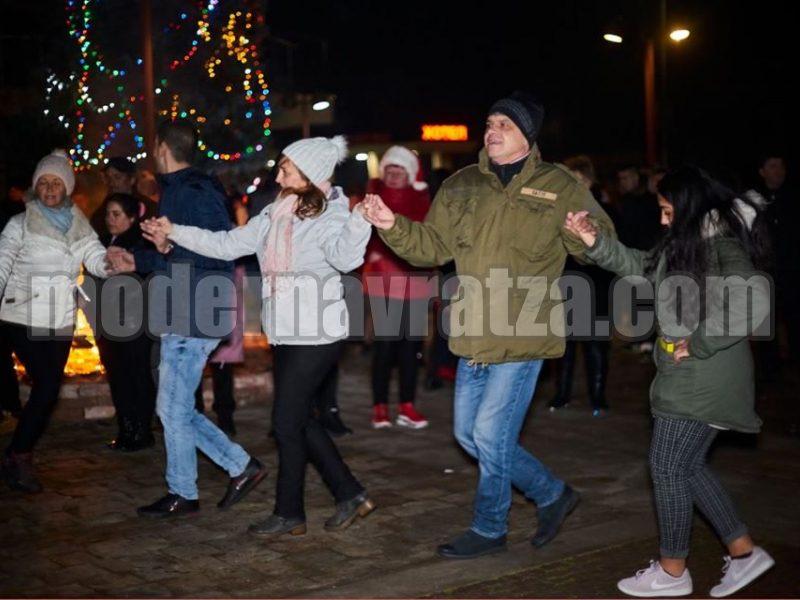 ЖИТЕЛИ И ГОСТИ НА МЕЗДРА ПОСРЕЩНАХА НОВАТА 2020 ГОДИНА ЗАЕДНО НА ПЛОЩАДА – снимка 3