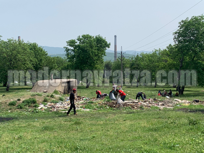 ПОЧИСТВАТ СЕ ОТПАДЪЦИТЕ В РАЙОНА НА УЛ. “ДОСПАТ” – снимка 7