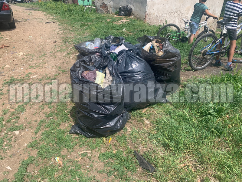 ПОЧИСТВАТ СЕ ОТПАДЪЦИТЕ В РАЙОНА НА УЛ. “ДОСПАТ” – снимка 3