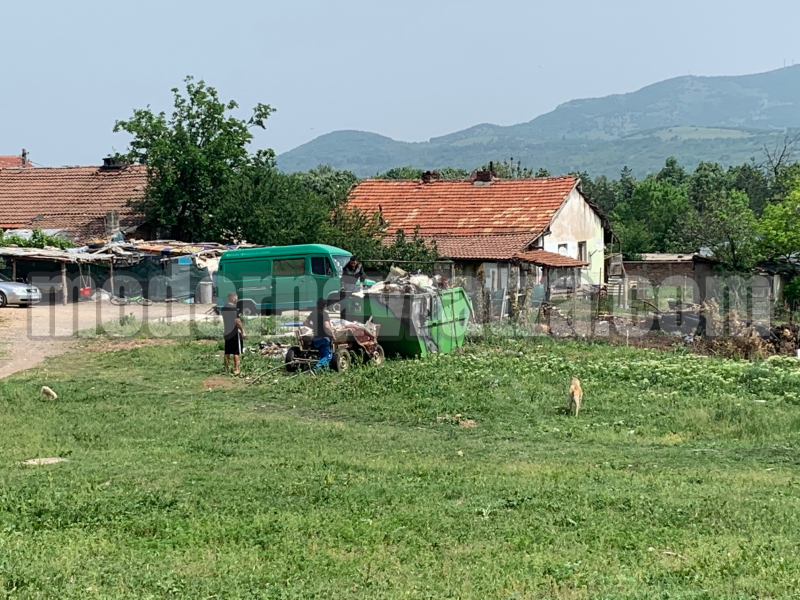 ПОЧИСТВАТ СЕ ОТПАДЪЦИТЕ В РАЙОНА НА УЛ. “ДОСПАТ” – снимка 6