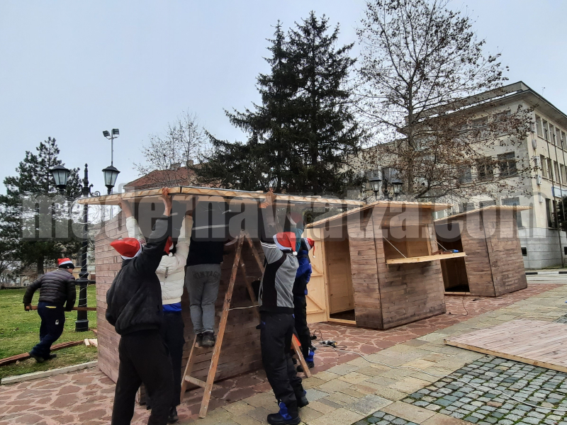 ОТВОРИХА ВРАТИ КОЛЕДНИТЕ КЪЩИЧКИ В ОРЯХОВО – снимка 6