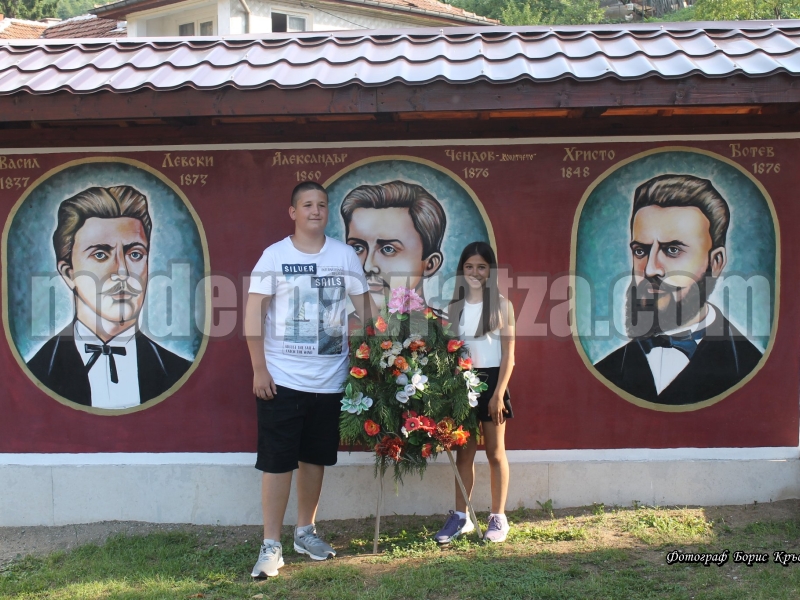 „СТЕНА НА СЛАВАТА“ КРАСЍ ЦЕНТЪРА НА ИГНАТИЦА – снимка 4