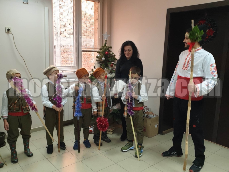 КОЛЕДАРЧЕТА ОТ ДГ "ТОШКА ПЕТРОВА" ОГЛАСИХА ОБЩИНАТА В БОРОВАН – снимка 7