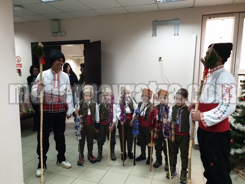 КОЛЕДАРЧЕТА ОТ ДГ "ТОШКА ПЕТРОВА" ОГЛАСИХА ОБЩИНАТА В БОРОВАН – снимка 3