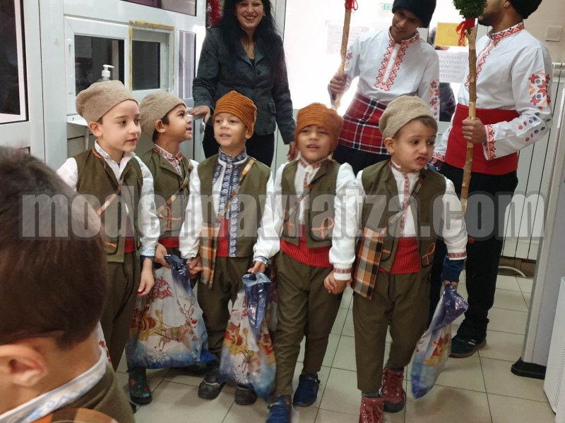 КОЛЕДАРЧЕТА ОТ ДГ "ТОШКА ПЕТРОВА" ОГЛАСИХА ОБЩИНАТА В БОРОВАН – снимка 4
