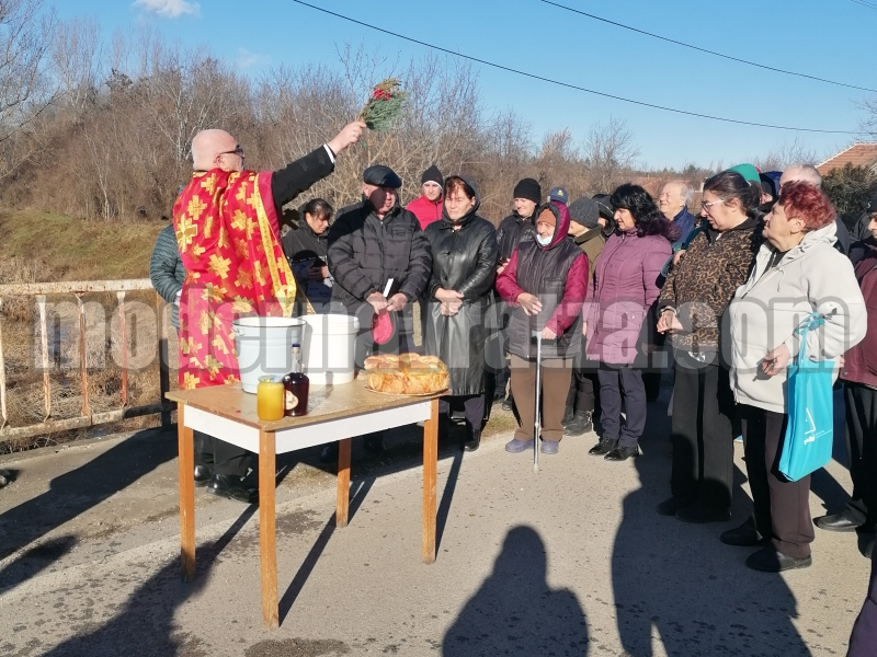 НИВЯНЧАНИ ОТБЕЛЯЗАХА ПРАЗНИКА БОГОЯВЛЕНИЕ – снимка 3