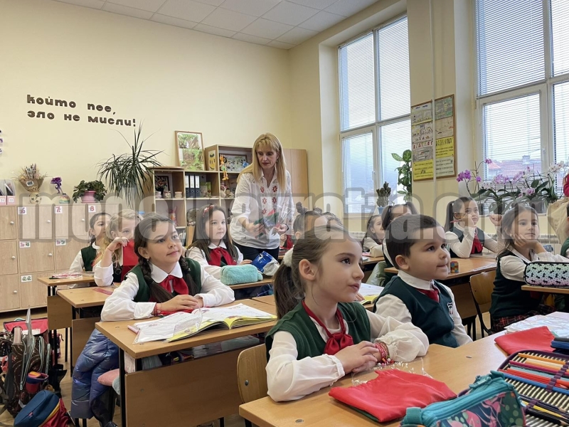 НАД 600 ПЪРВОКЛАСНИЦИ ПОЛУЧИХА БЪЛГАРСКОТО ЗНАМЕ – снимка 6