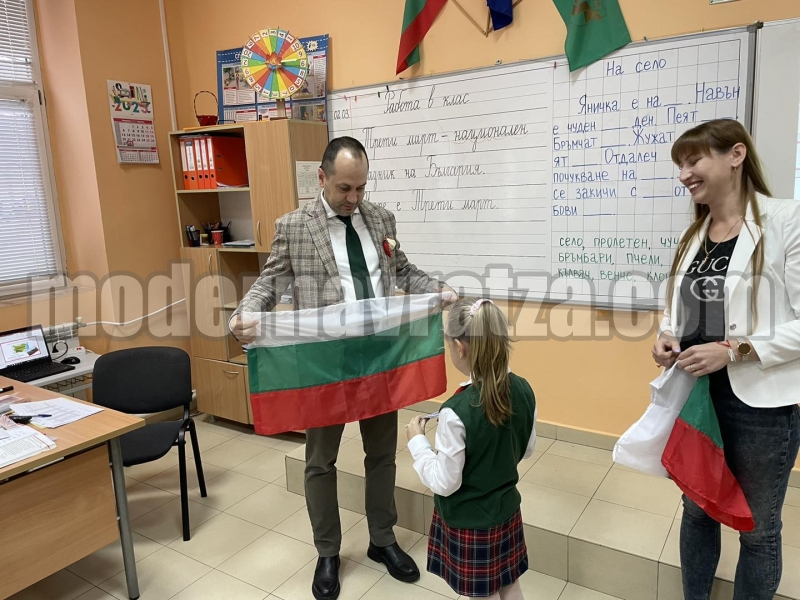 НАД 600 ПЪРВОКЛАСНИЦИ ПОЛУЧИХА БЪЛГАРСКОТО ЗНАМЕ – снимка 4
