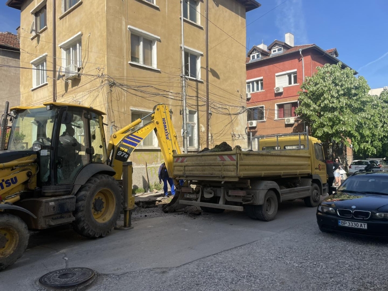 ЗАПОЧВА РЕМОНТЪТ НА УЛ. „СТОЯН КАЛЪЧЕВ“ – снимка 3