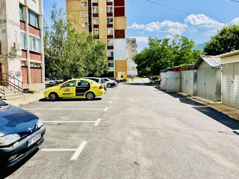 ОБОСОБЯВАТ ПАРКОМЕСТА ПРЕД МЕЖДУБЛОКОВИТЕ ПРОСТРАНСТВА В Ж.К. „ДЪБНИКА“ – снимка 2