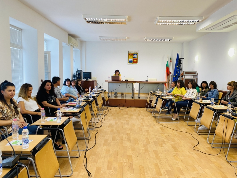 ПРОВЕДЕ СЕ ЗАКЛЮЧИТЕЛНА ПРЕСКОНФЕРЕНЦИЯ В ИЗПЪЛНЕНИЕ НА ПРОЕКТ „ПИЛОТНО ВЪВЕЖДАНЕ НА ДЕМОНСТРАЦИОННО УЧИЛИЩНО КОМПОСТИРАНЕ В ГР. МЕЗДРА“ – снимка 2
