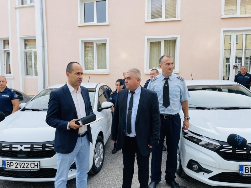 ДАРИХА НОВИ АВТОМОБИЛИ НА ПОЛИЦИЯТА ВЪВ ВРАЦА